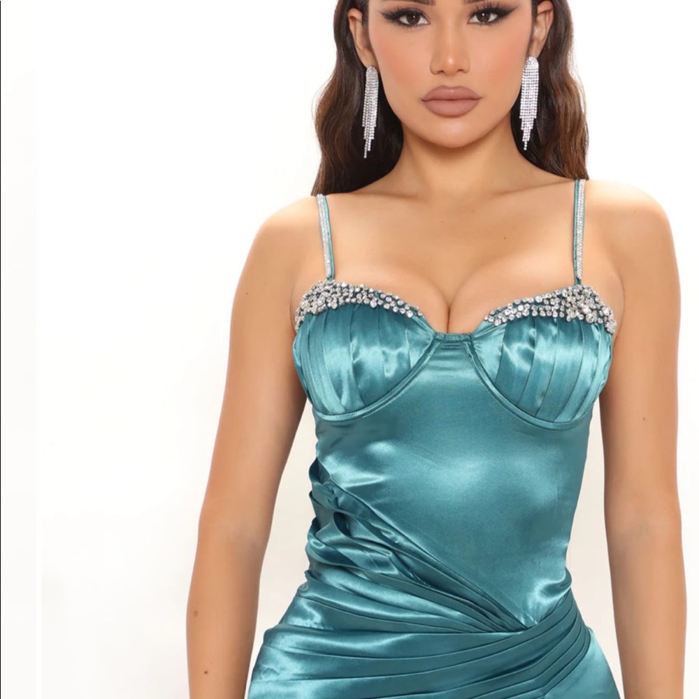 Fashion Nova dress size L, color teal.